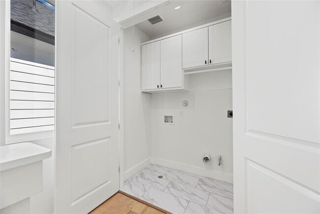 Building Photo - 424 Sikes St