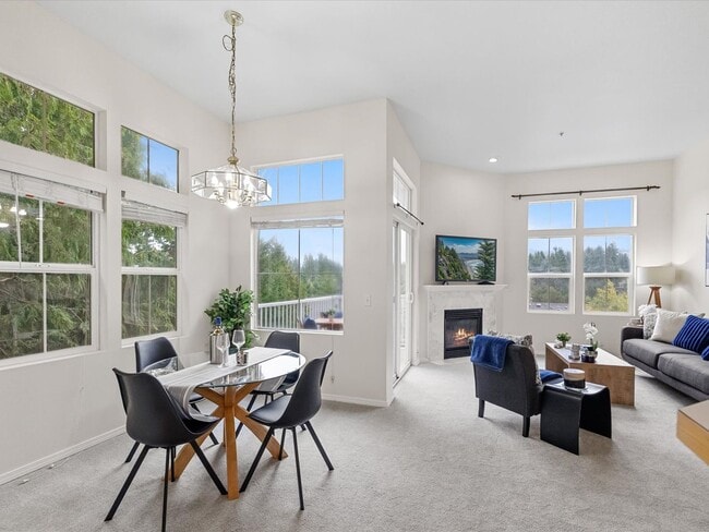 Building Photo - Available Now - 2 Bed/2 Bath End Unit Townhouse with Garage - Issaquah