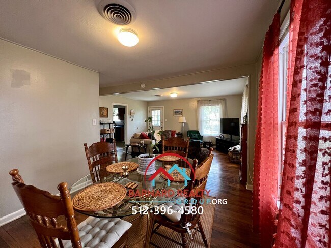 Building Photo - 1007 N LBJ Dr