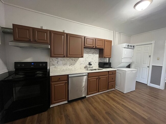 Building Photo - Charming three-bedroom row house available for rent in the desirable Nazareth