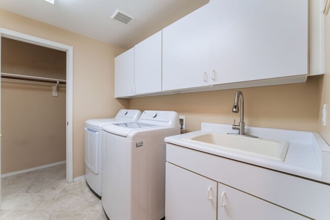 Building Photo - Beautiful, upgraded 2 story townhouse unit...