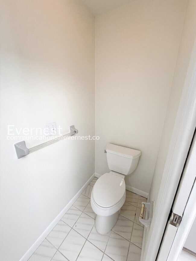 Building Photo - 4 Bed/2.5 Bath Home with Detached Garage / Available Now!