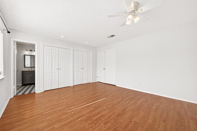 Building Photo - 11677 Village Pl Dr