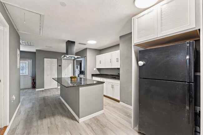 Building Photo - 465 Rio Grande Ln