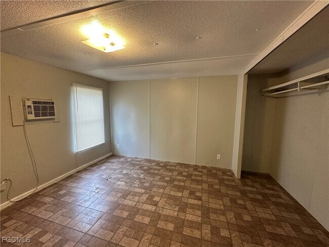 Building Photo - 7945 Hart Dr