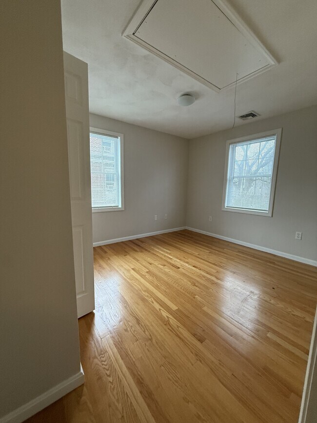 Building Photo - 5 Kensington Park