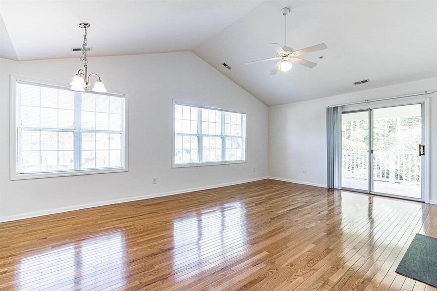 Building Photo - Room in Condo on Chenille Dr
