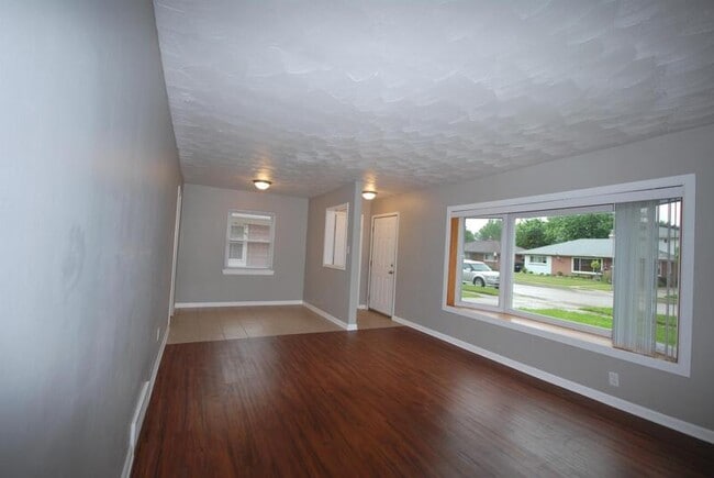 Building Photo - 1136 E Barrett Ave