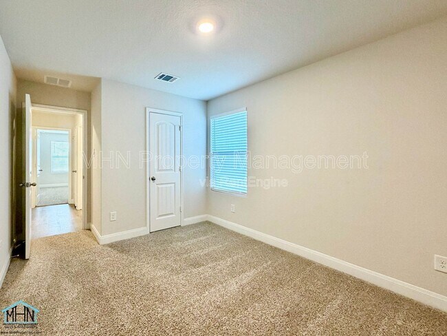 Building Photo - 1405 Redwood Crk