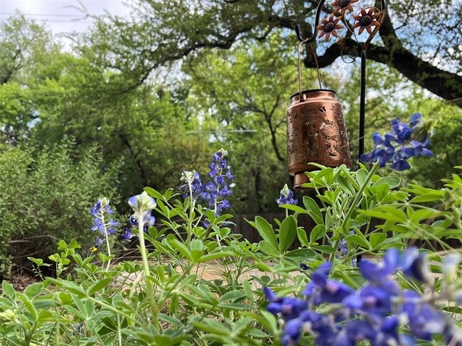 Building Photo - 6401 Woodcrest Dr