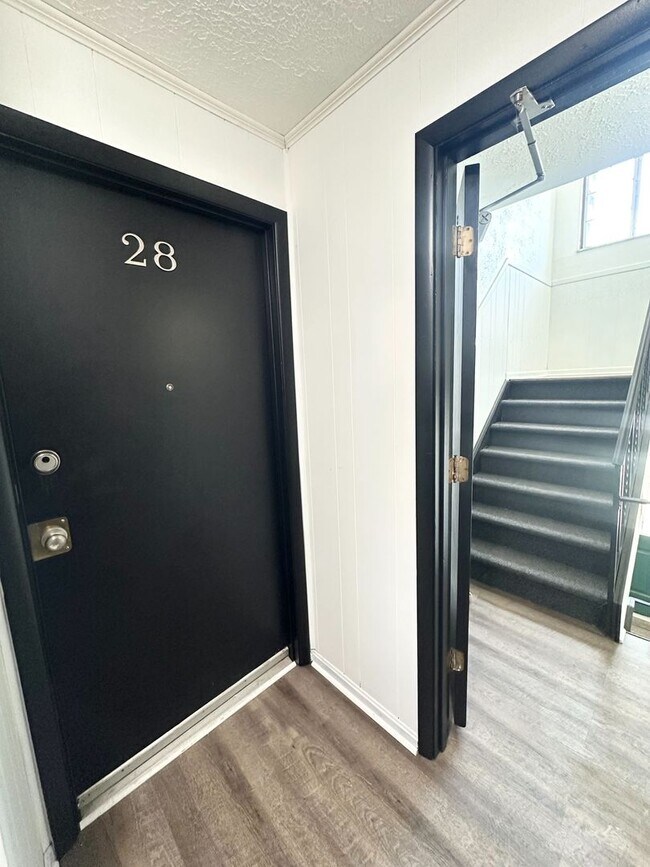 Building Photo - 2 Bedroom and 1.5 Bathroom Apartment in Be...