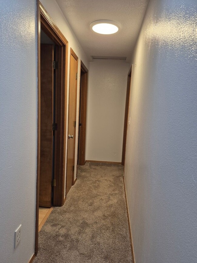 Building Photo - 3 bedroom, 2 bath house in the Brentwood-D...