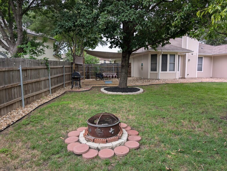 Building Photo - 181 Christopher Cv