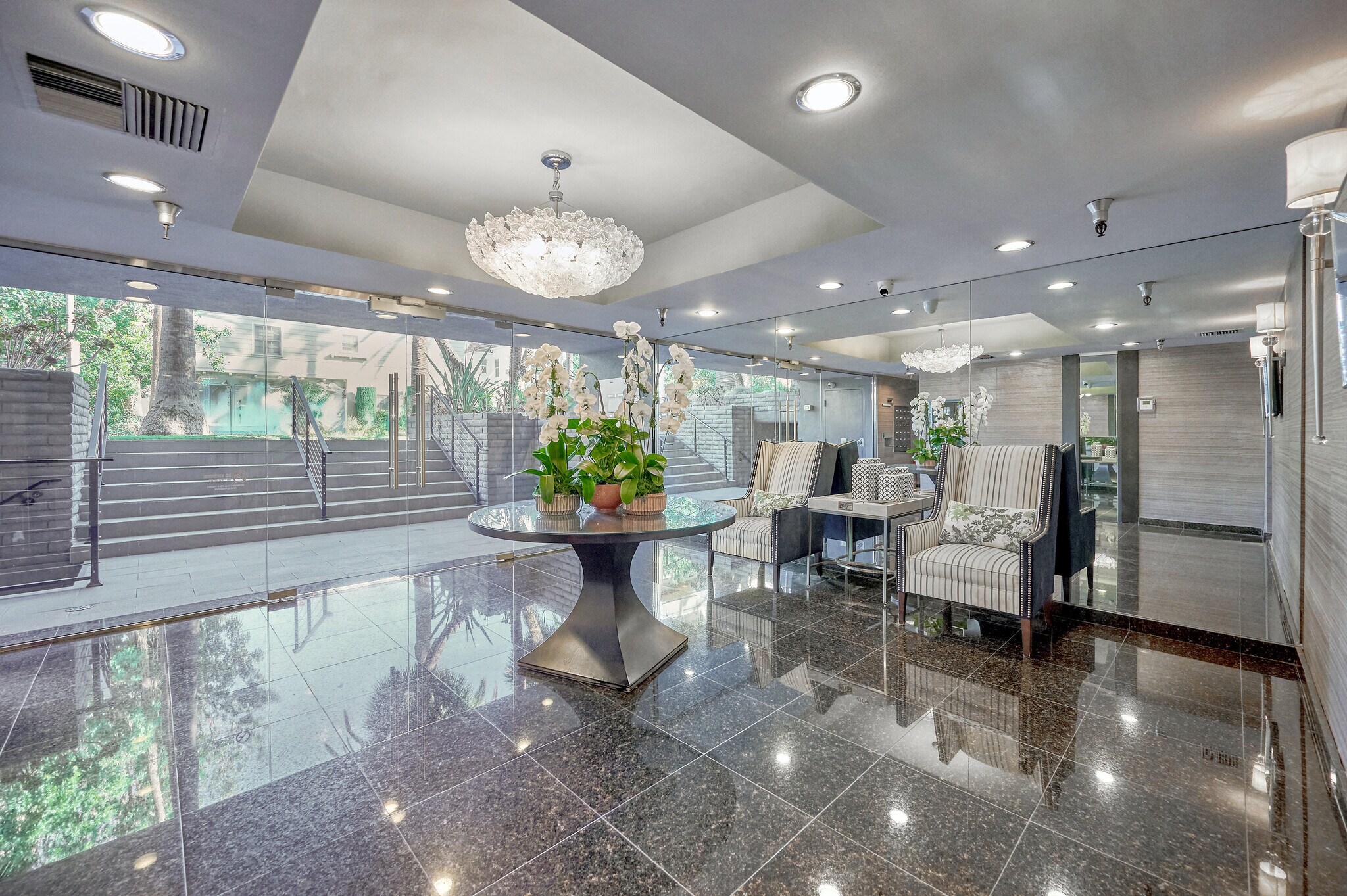 Building Photo - 121 S Palm Dr