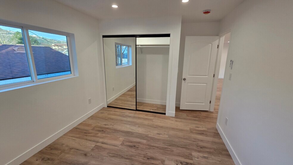 Building Photo - 805 W Glenoaks Blvd