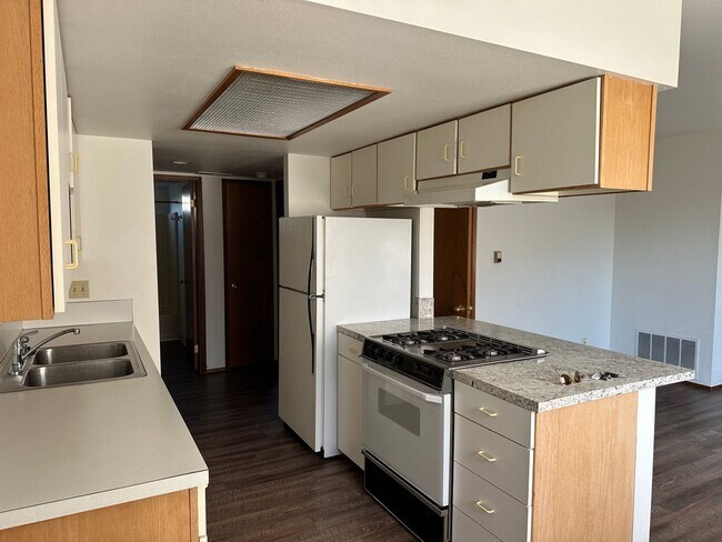 Building Photo - 1 Bedroom, 1 Bathroom Lower Unit in Small Apartment Building Close to BTC