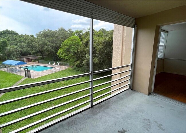 Building Photo - 9400 Live Oak Pl