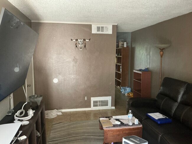 Building Photo - 541 Palomas Dr SE