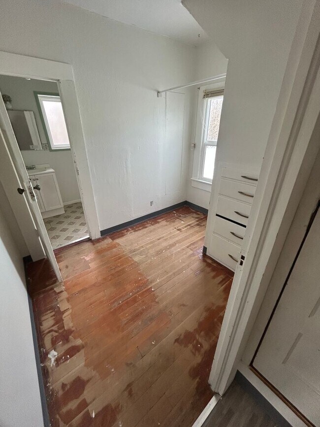 Building Photo - Charming 3 bed/1 bath country home on 5 acres with barn & small shop.