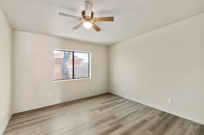 Building Photo - Recent Remodel on Lee Street!