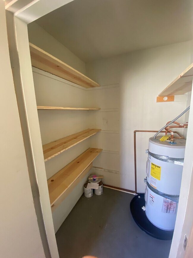 Building Photo - Light and Bright Monterey Condo!