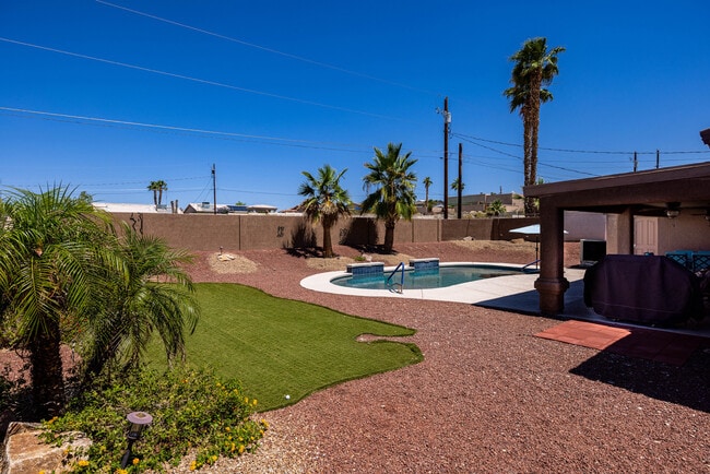 Building Photo - 3161 Newport Dr