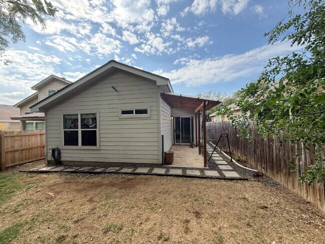 Building Photo - Well Maintained One-Story in Westchase | No Carpet + New Pergola + Prime Location