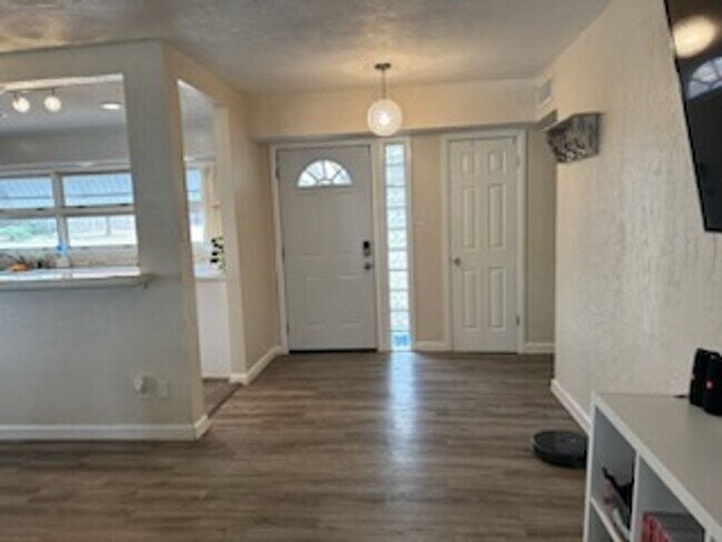Building Photo - 4616 Lake Park Dr
