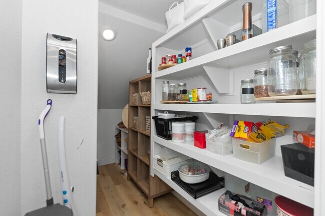 Building Photo - 5426 Oriente Ln