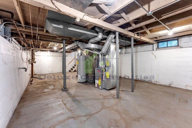Building Photo - Remodeled 3BR + Flex Room | Steps from Leo...