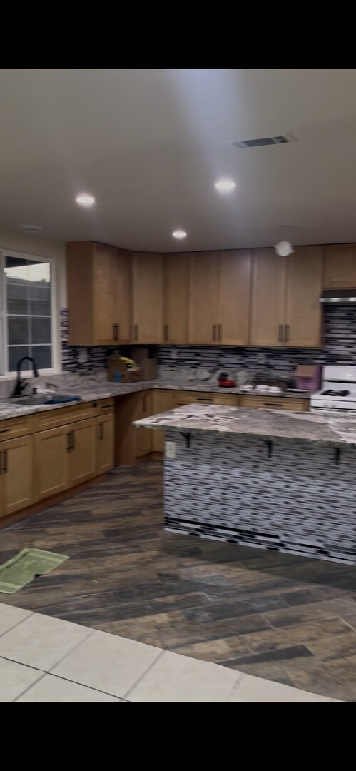 Building Photo - Large 3 Bed. 2 Bath with Pool