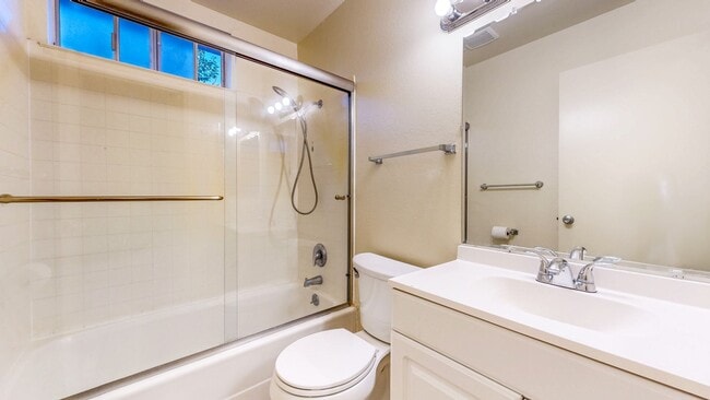Building Photo - Bright 4 Bedroom 2 Full Bathroom Home with...