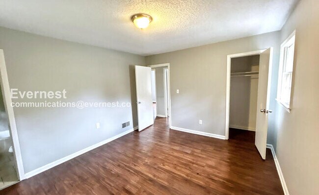 Building Photo - SPECIAL PROMOTION | 3 Bed, 2 Bath Home with Garage / Pet-Friendly / Available Soon!