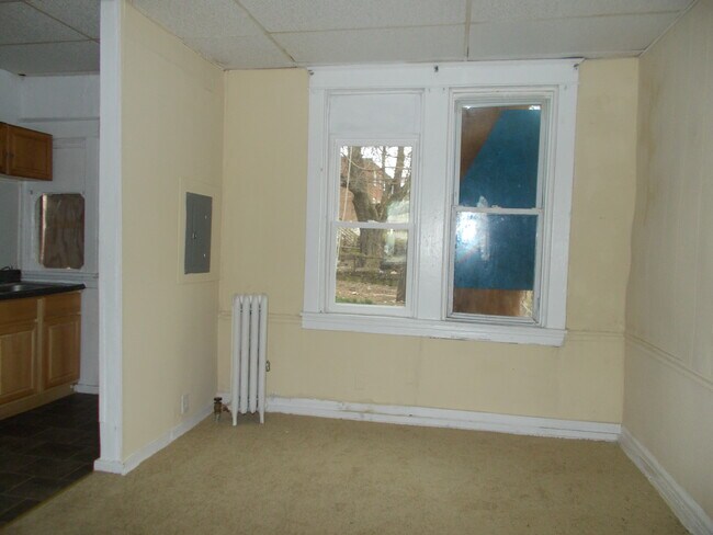 Building Photo - 827 E Patapsco Ave