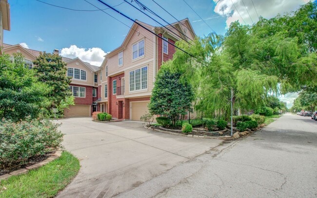 Building Photo - Stunning Three-Bedroom Townhouse Located i...