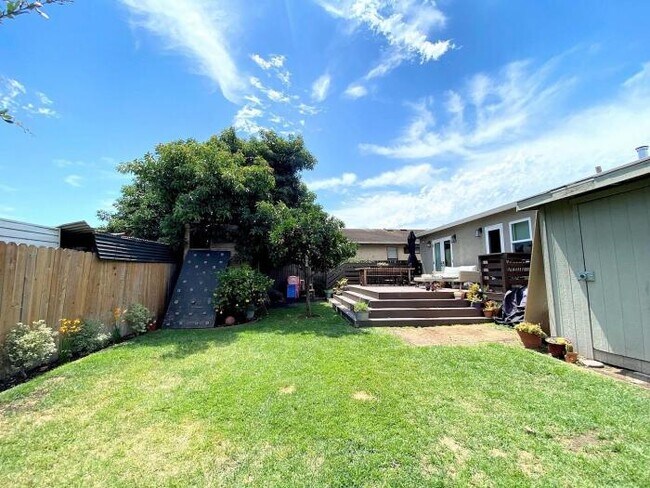 Building Photo - 4 bedroom in East Palo Alto CA 94303