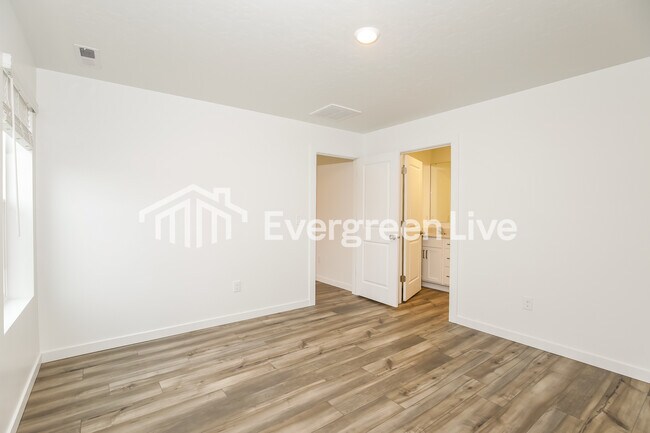 Building Photo - 324 Lightning Ave