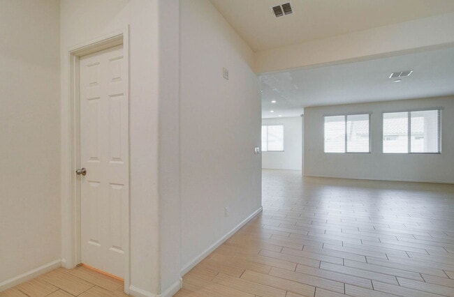 Building Photo - 1106 E Regent Dr