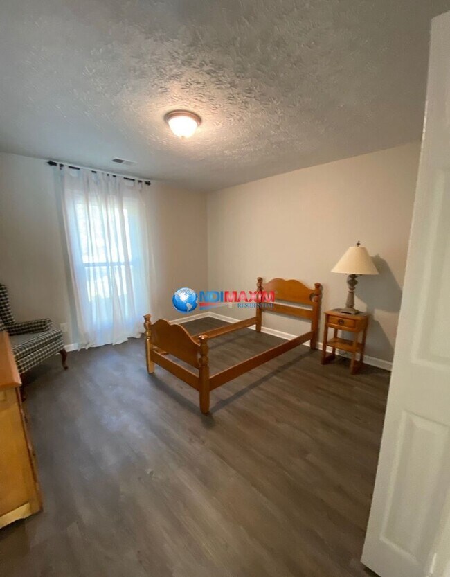 Building Photo - Renovated wheelchair accessible ranch in P...