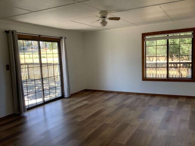 Building Photo - Sebastopol country property