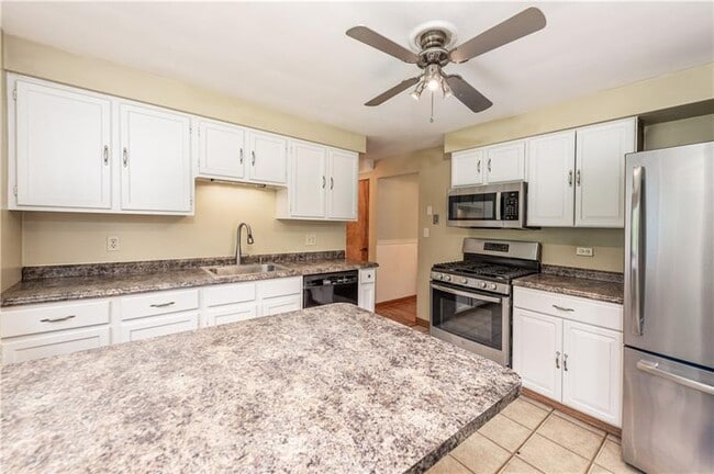 Building Photo - 1431 Lakeside Dr