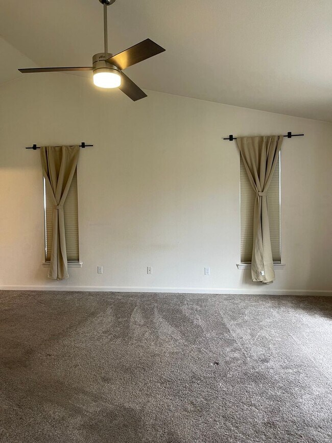 Building Photo - 3 BED 2 BATH HOUSE WITH FENCED BACKYARD IN THE COUNTRY HEIGHTS SUBDIVISION