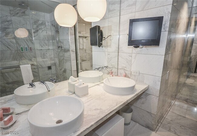 Building Photo - 4381 W Flamingo Rd