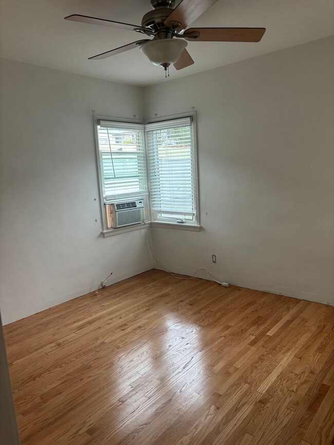 Building Photo - Western, 1151-1153