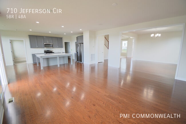 Building Photo - 710 Jefferson Cir NW