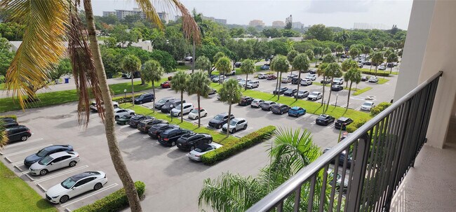 Building Photo - 3150 N Palm Aire Dr