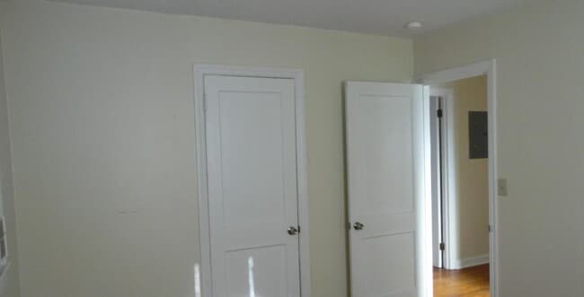 Building Photo - 208 Miller St