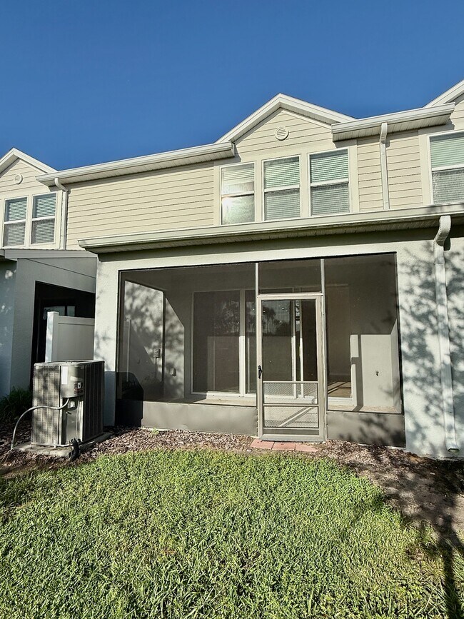 Building Photo - 3977 Plainview Dr