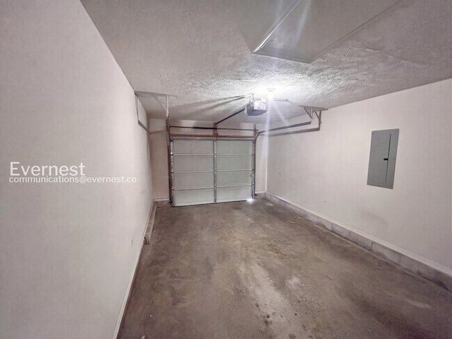 Building Photo - 2836 Roscommon Dr