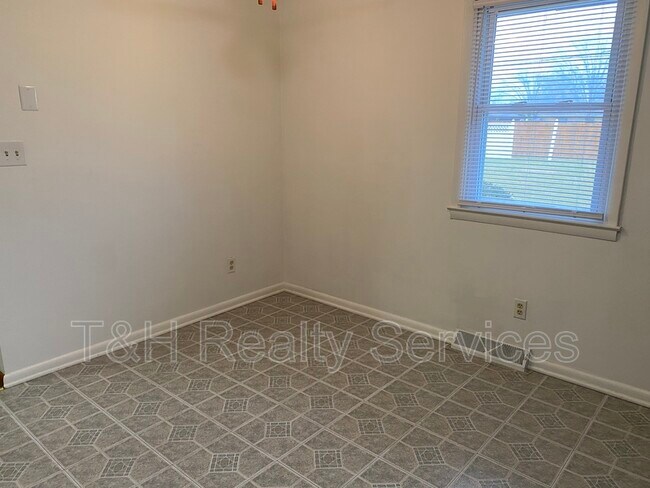 Building Photo - 4106 Mellen Dr